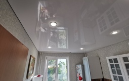 Белый глянцевый натяжной потолок на кухню